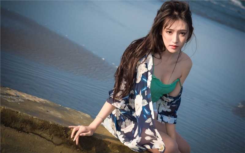 性感海边吊带热裤女孩酥胸诱惑套图