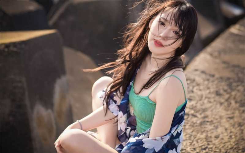 性感海边吊带热裤女孩酥胸诱惑套图