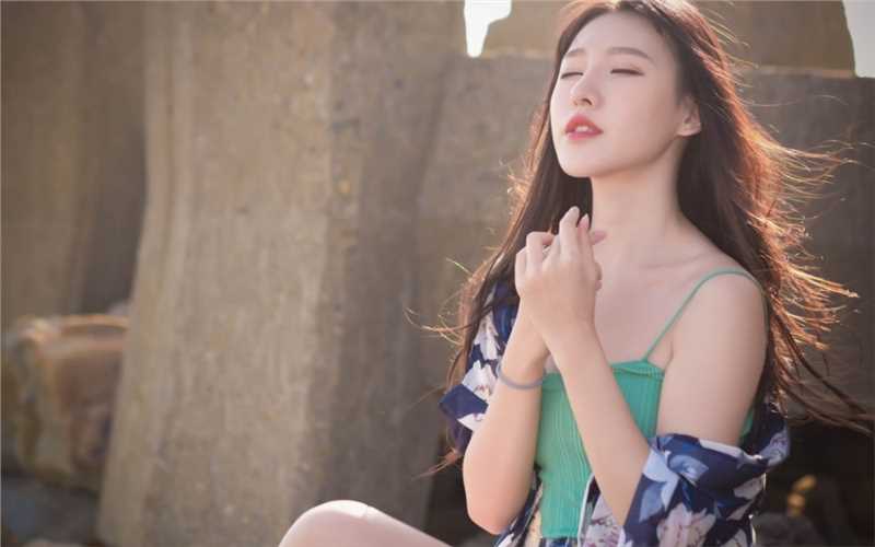 性感海边吊带热裤女孩酥胸诱惑套图