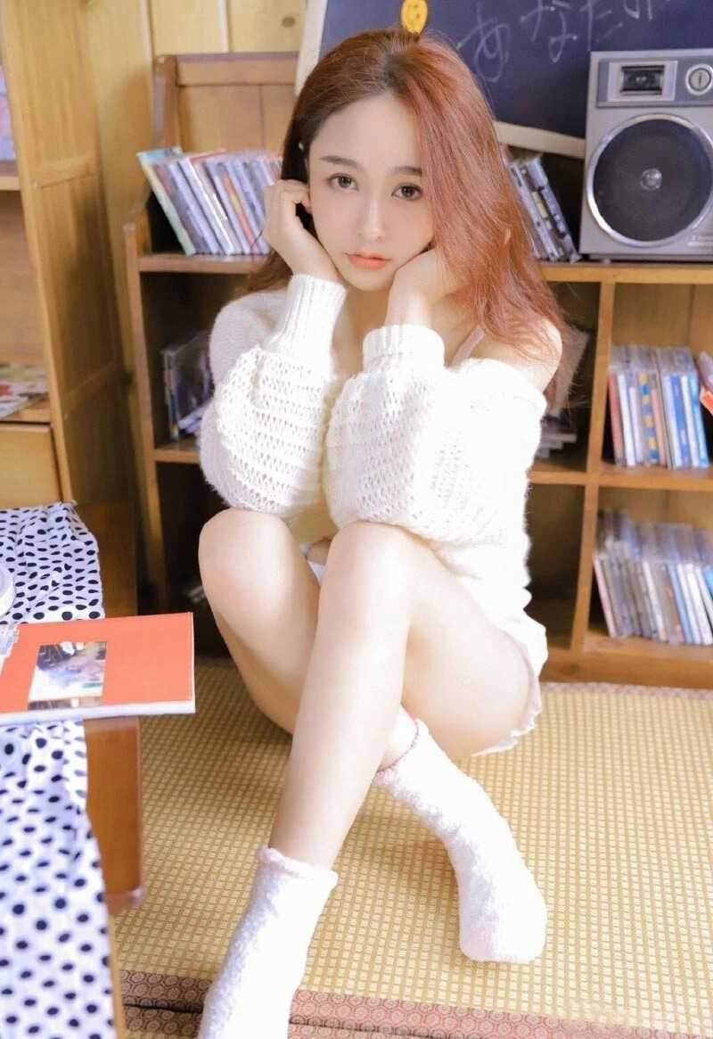 最新少女活力金发背心短裤私房壁纸