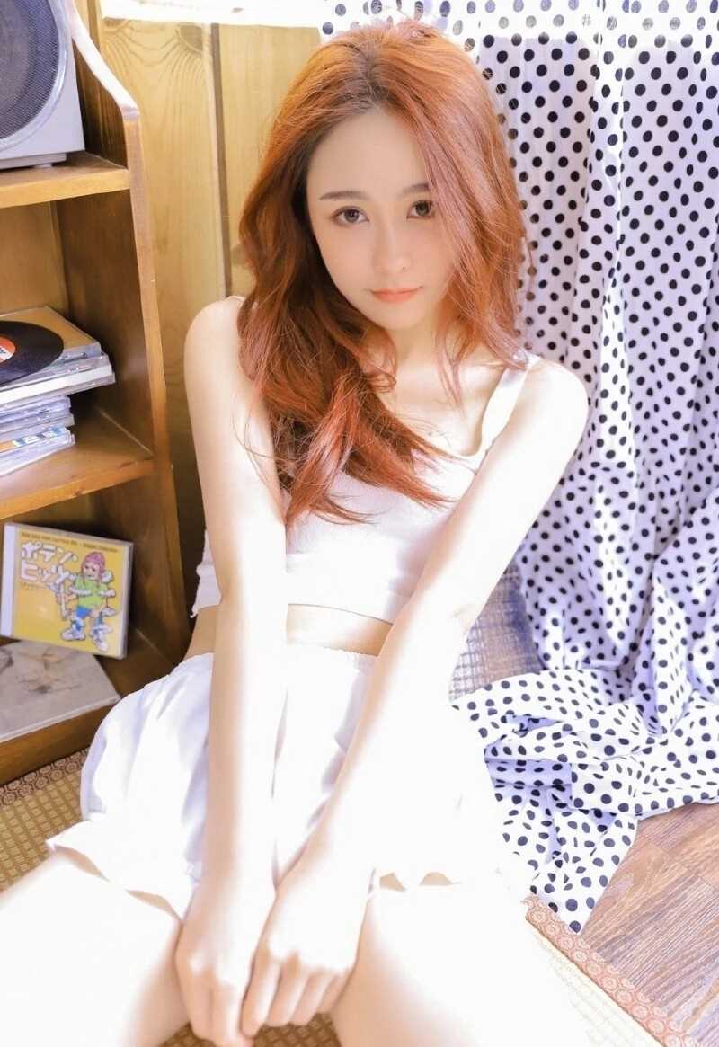 最新少女活力金发背心短裤私房壁纸