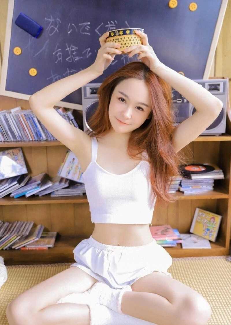 最新少女活力金发背心短裤私房壁纸