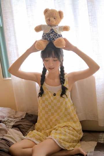 最新少女活力金发背心短裤私房壁纸