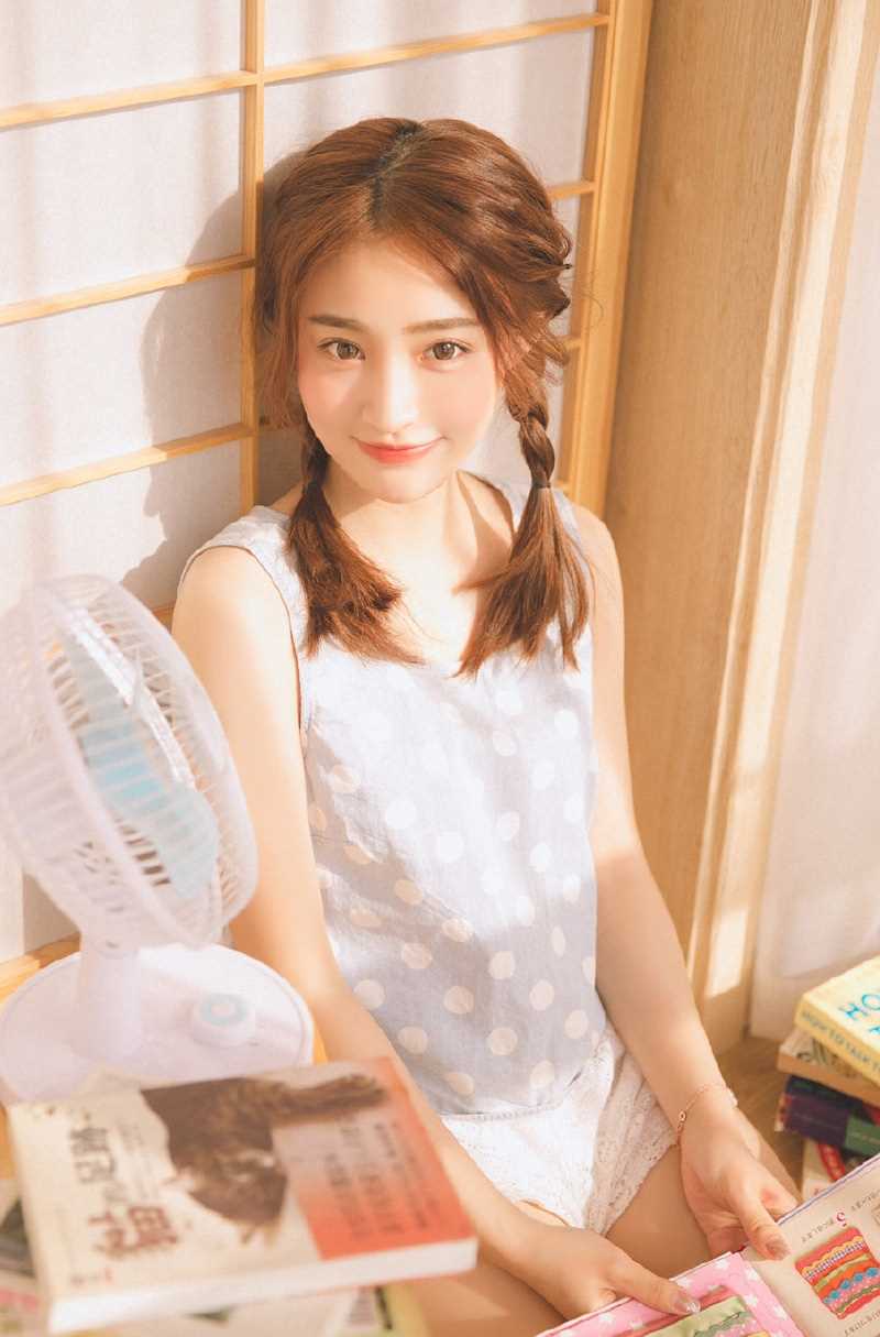 清纯萝莉少女治愈蕾丝猫短裤玉腿诱惑私拍照