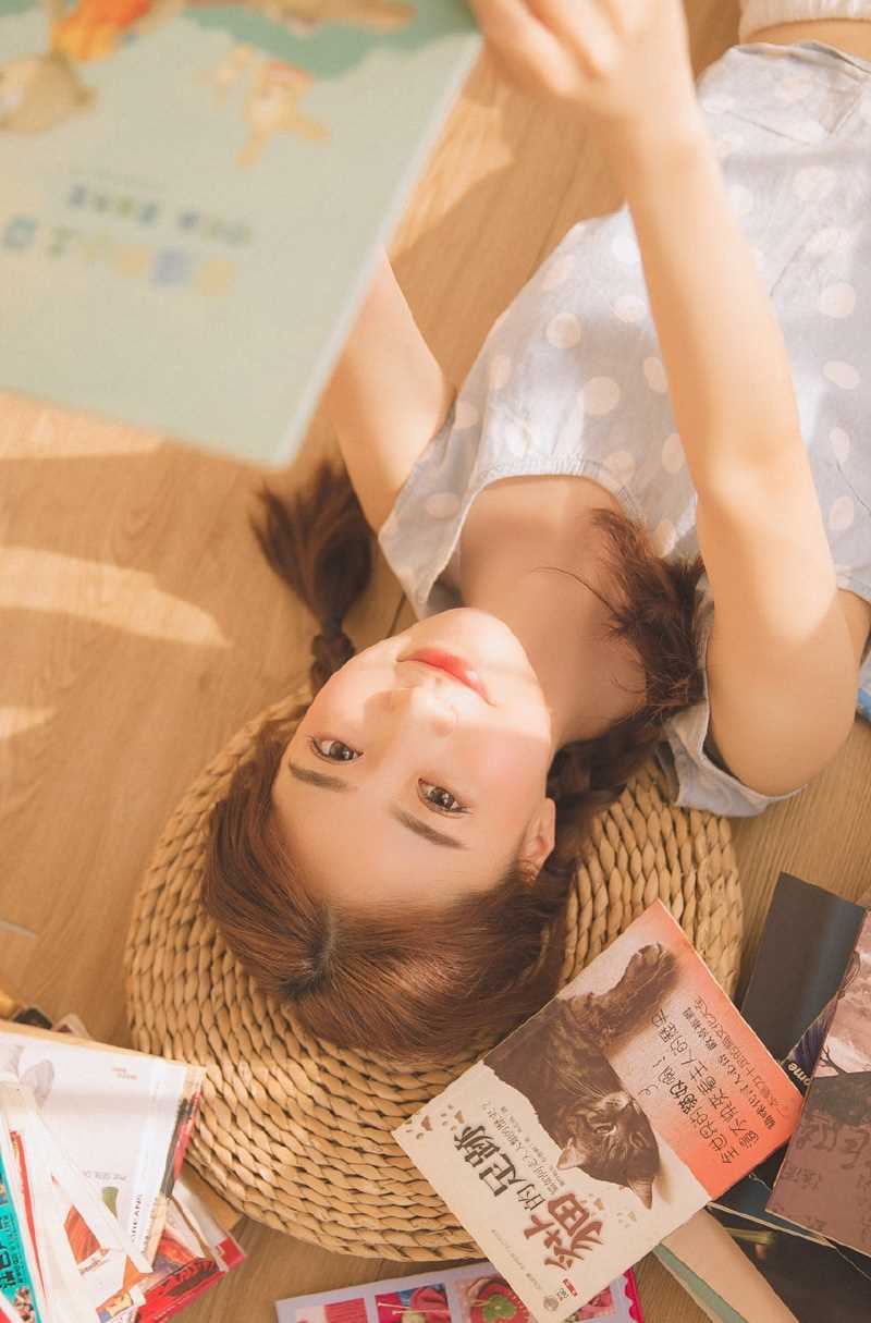 清纯萝莉少女治愈蕾丝猫短裤玉腿诱惑私拍照