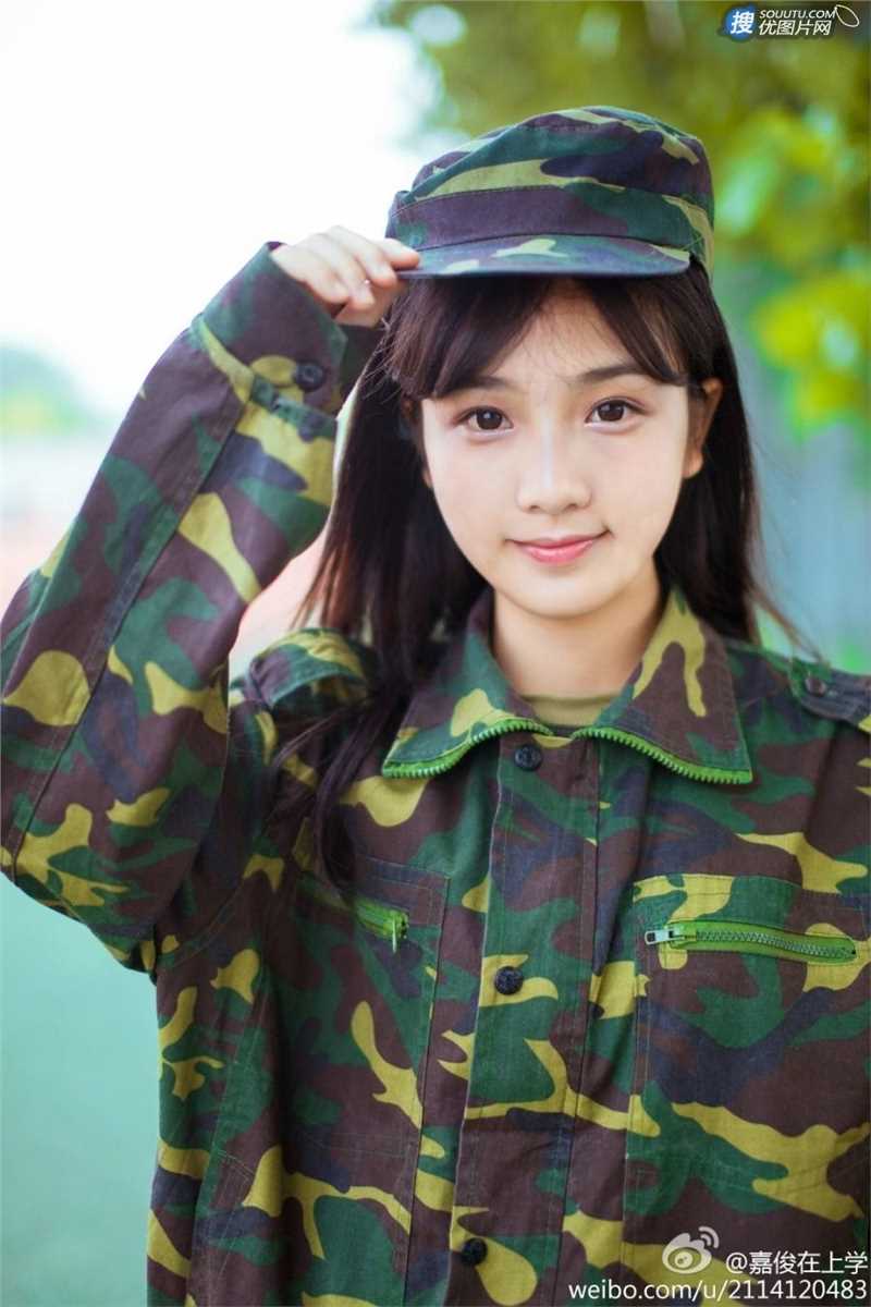 精选清纯美女军训俏皮可爱照片图册