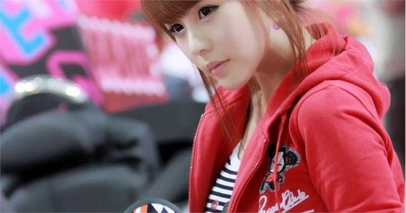 韩国美女车模李智友性感酥胸大长腿