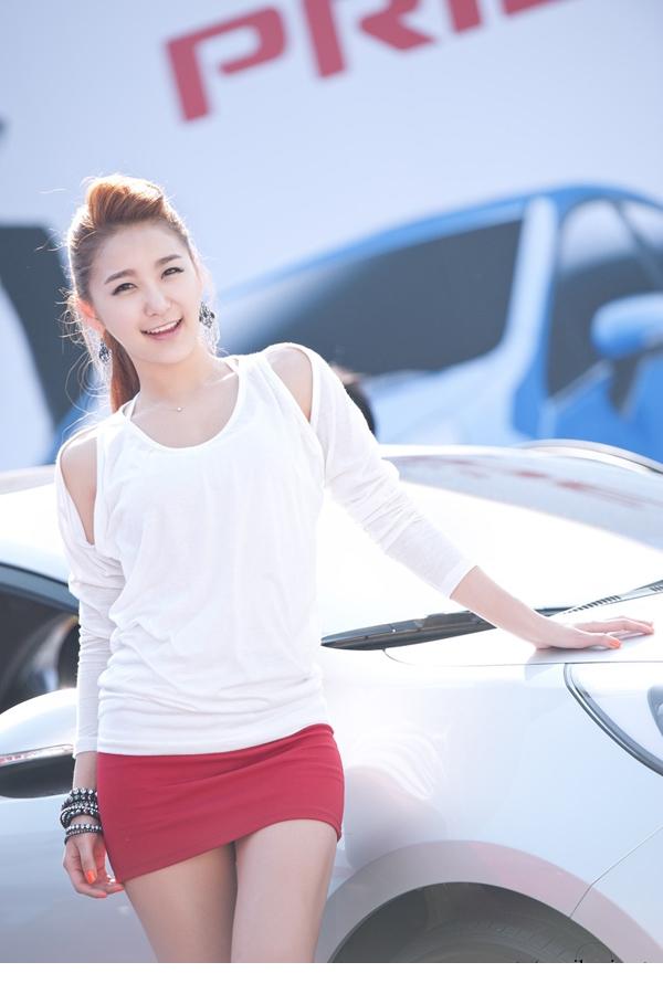 精选笑容迷人的韩国嫩白美女车模方恩英高跟大长腿图片图册