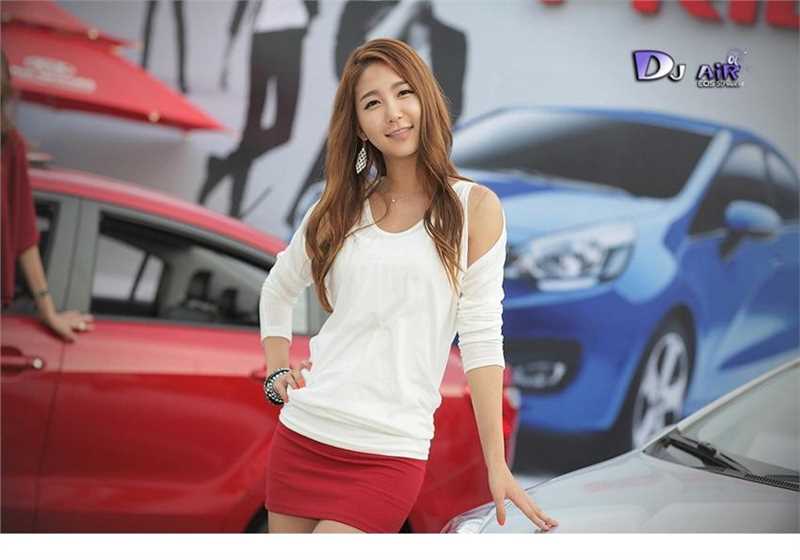 精选笑容迷人的韩国嫩白美女车模方恩英高跟大长腿图片图册