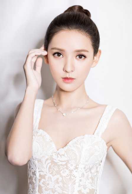 精选韩国性感美女车模崔涩琪丰满的胸脯曝光图册