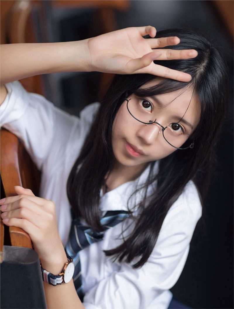 精选韩国性感美女车模崔涩琪丰满的胸脯曝光图册