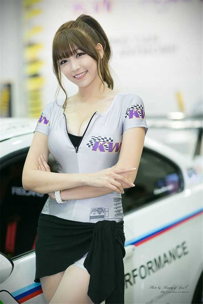 韩国美女车模酥胸漂亮性感图片