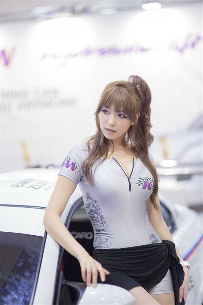 韩国美女车模酥胸漂亮性感图片