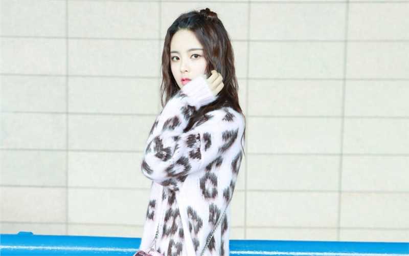 最新杨超越机场街拍甜美女孩豹纹高清图片壁纸