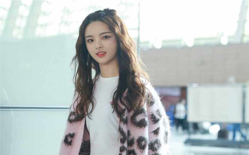 最新杨超越机场街拍甜美女孩豹纹高清图片壁纸