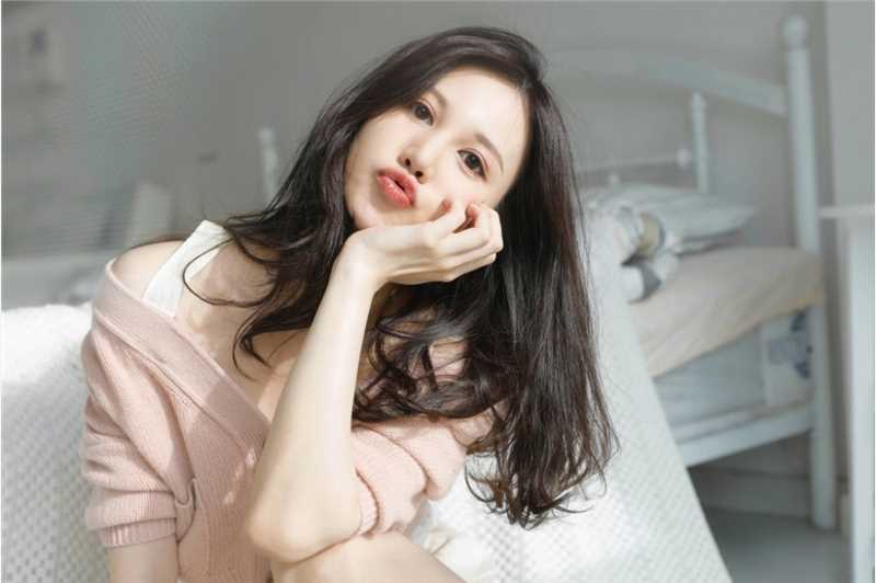 优质性感吊带甜美女孩居家私房相册