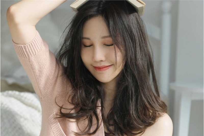 优质性感吊带甜美女孩居家私房相册