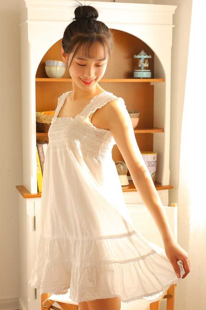 丸子头少女甜美笑容高挑身材