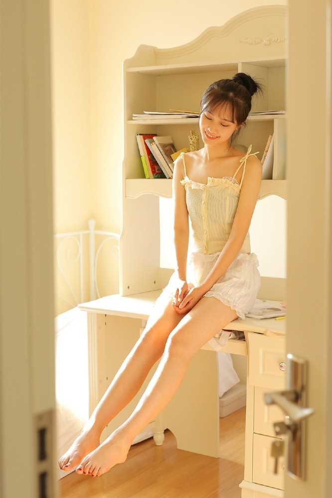 丸子头少女甜美笑容高挑身材