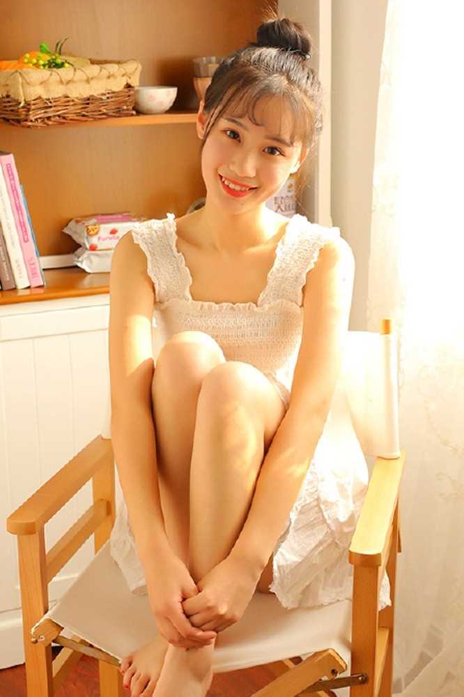 丸子头少女甜美笑容高挑身材