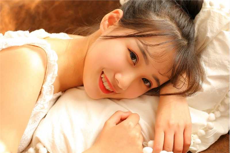 丸子头少女甜美笑容高挑身材