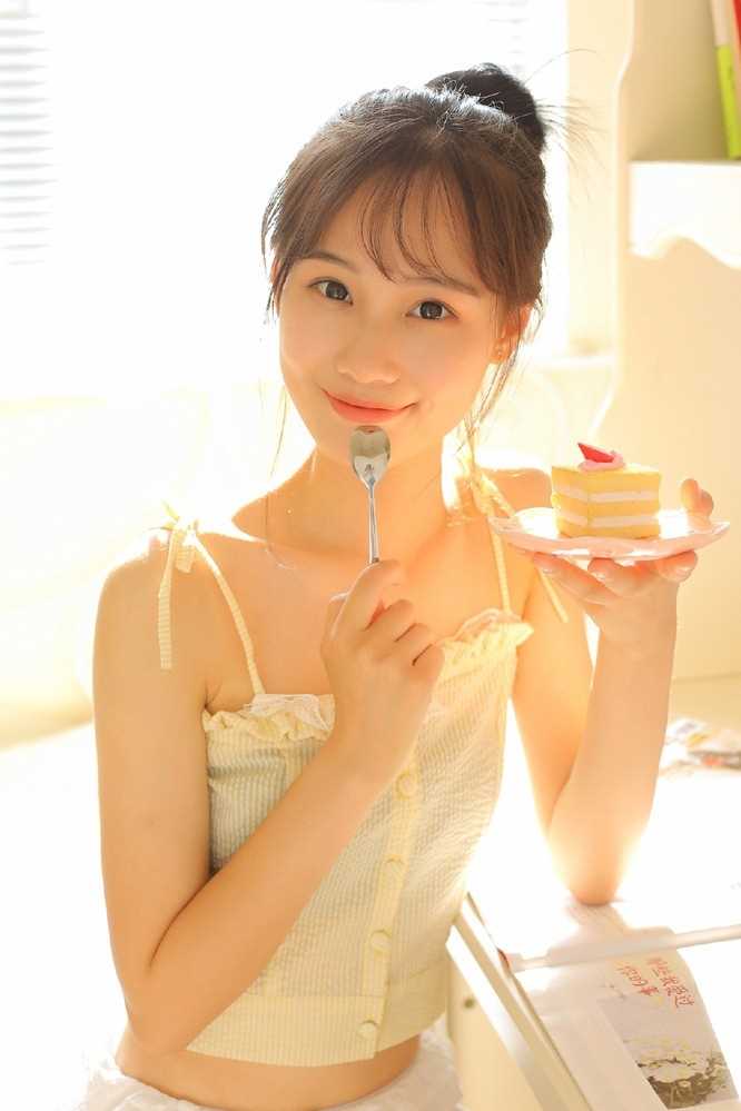 丸子头少女甜美笑容高挑身材