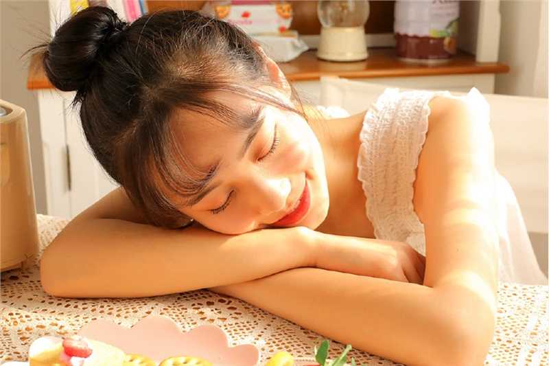 丸子头少女甜美笑容高挑身材