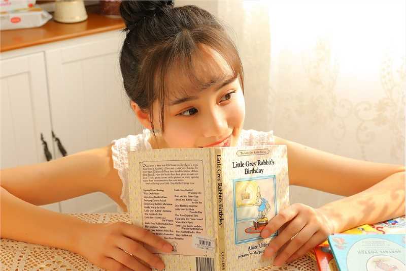 丸子头少女甜美笑容高挑身材