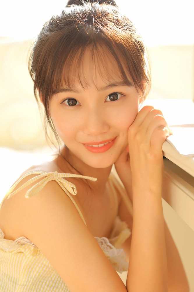 丸子头少女甜美笑容高挑身材