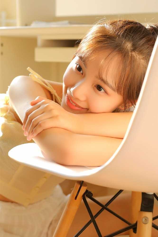 丸子头少女甜美笑容高挑身材