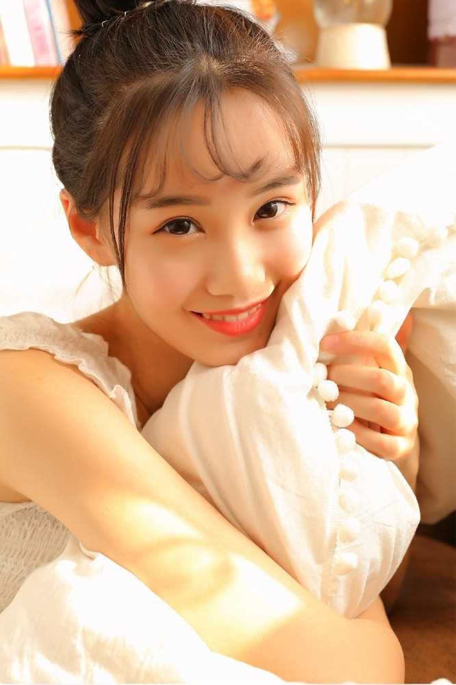 丸子头少女甜美笑容高挑身材