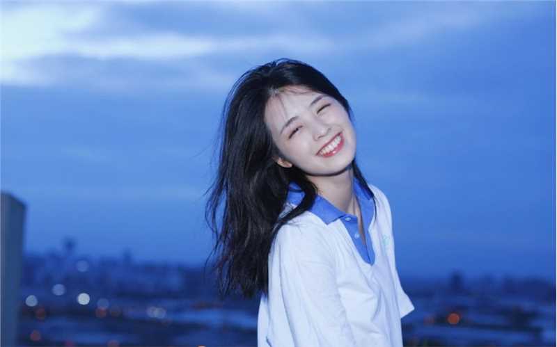 长发美女学生甜美笑容夜景