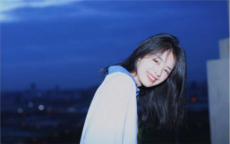 长发美女学生甜美笑容夜景