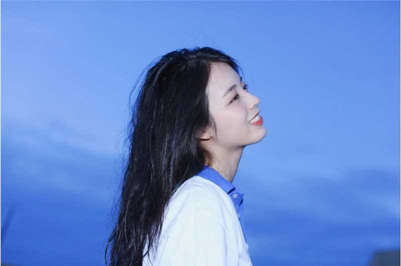 长发美女学生甜美笑容夜景