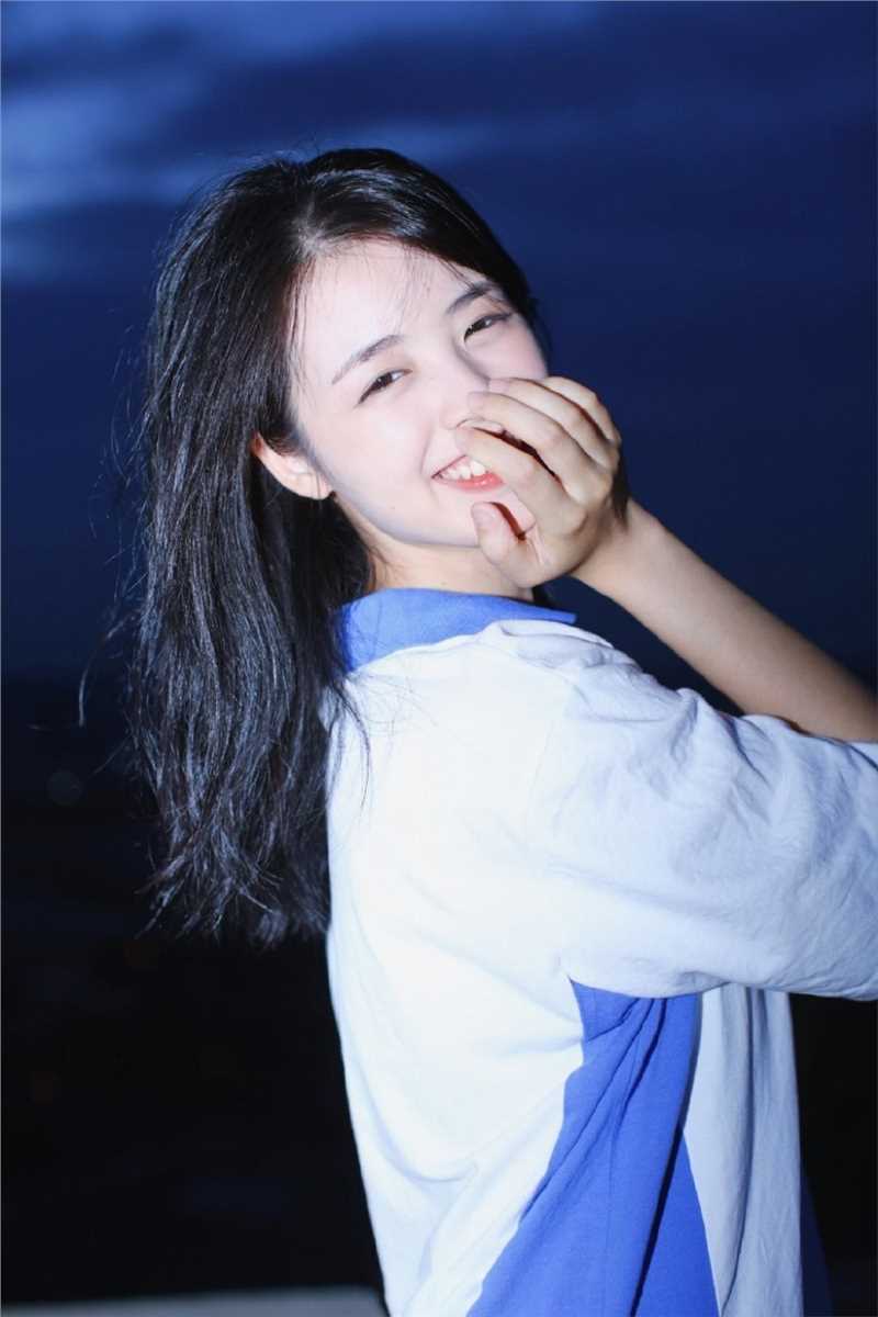 长发美女学生甜美笑容夜景