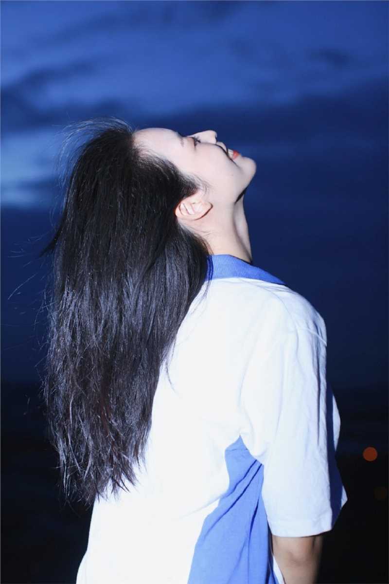 长发美女学生甜美笑容夜景