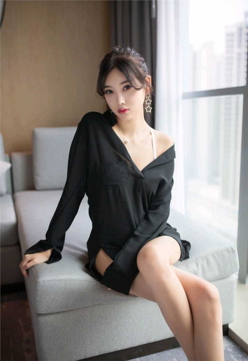 最新宅男女神小露香肩大长腿诱惑壁纸