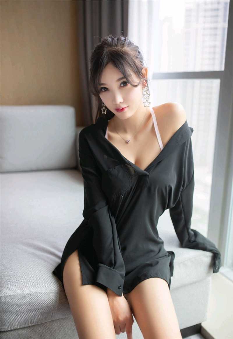 最新宅男女神小露香肩大长腿诱惑壁纸