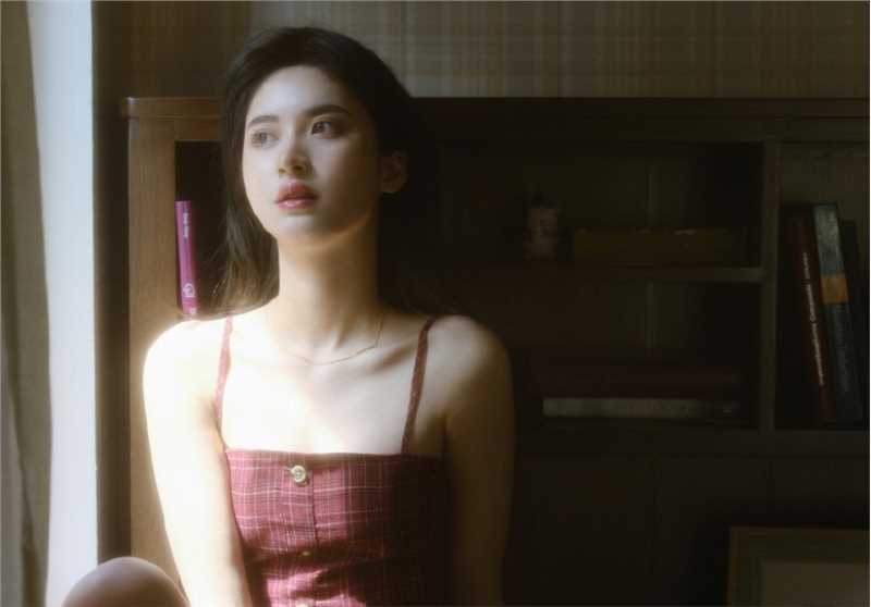 优质宅男女神吊带红裙朦胧唯美相册