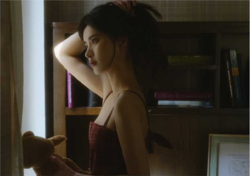 优质宅男女神吊带红裙朦胧唯美相册