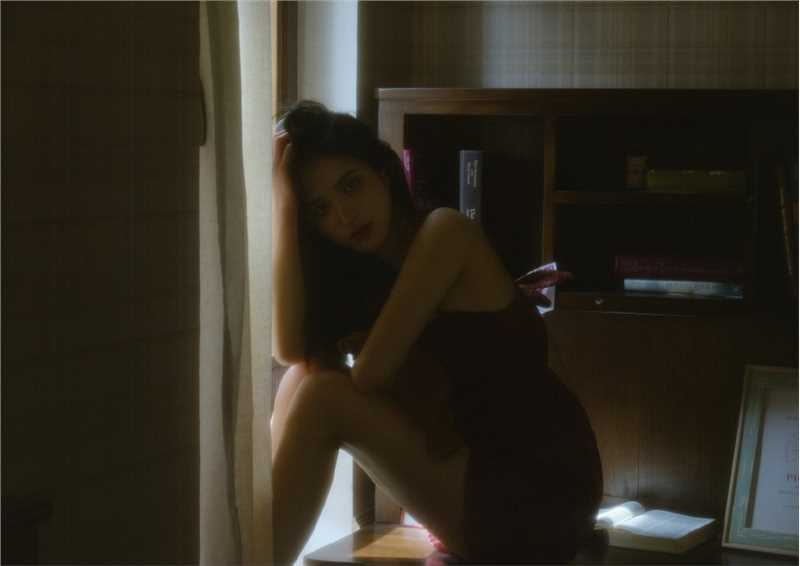 优质宅男女神吊带红裙朦胧唯美相册