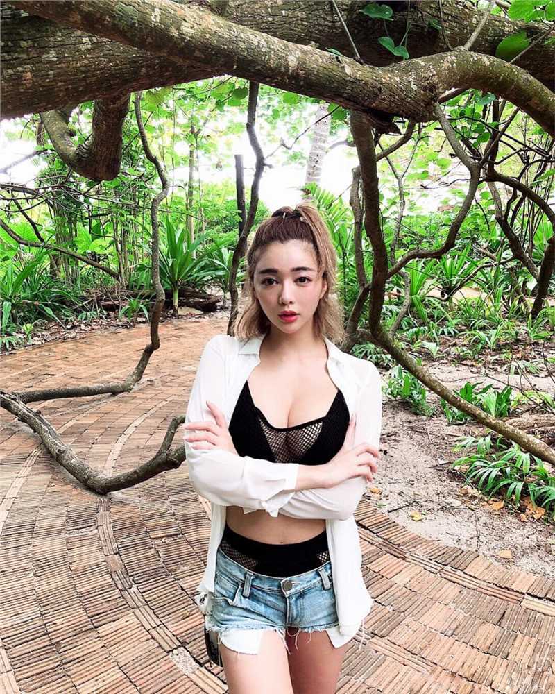 最新宅男女神性感比基尼酥胸翘臀私房照壁纸