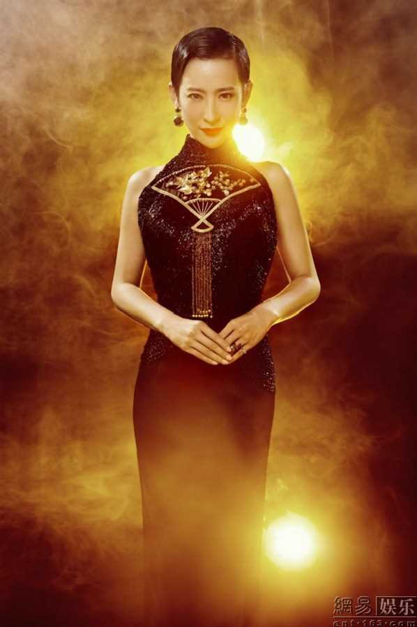 优质郭柯彤黑色绣珠旗袍尽显玲珑曲线图片