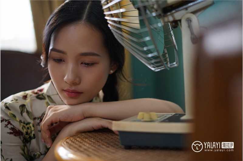 麻花辫美少女古典旗袍迷人曲线