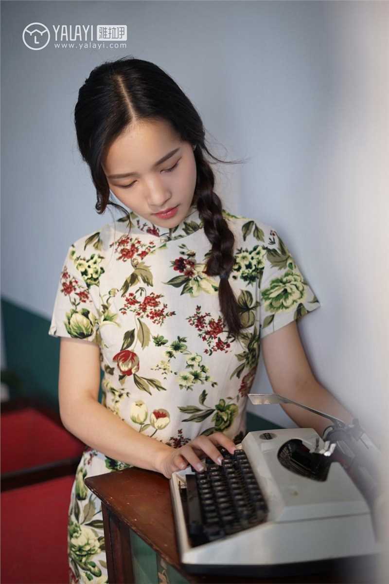 麻花辫美少女古典旗袍迷人曲线