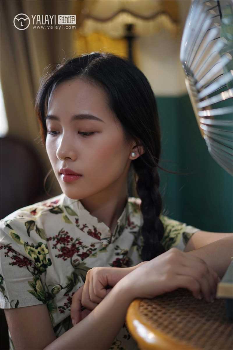 麻花辫美少女古典旗袍迷人曲线