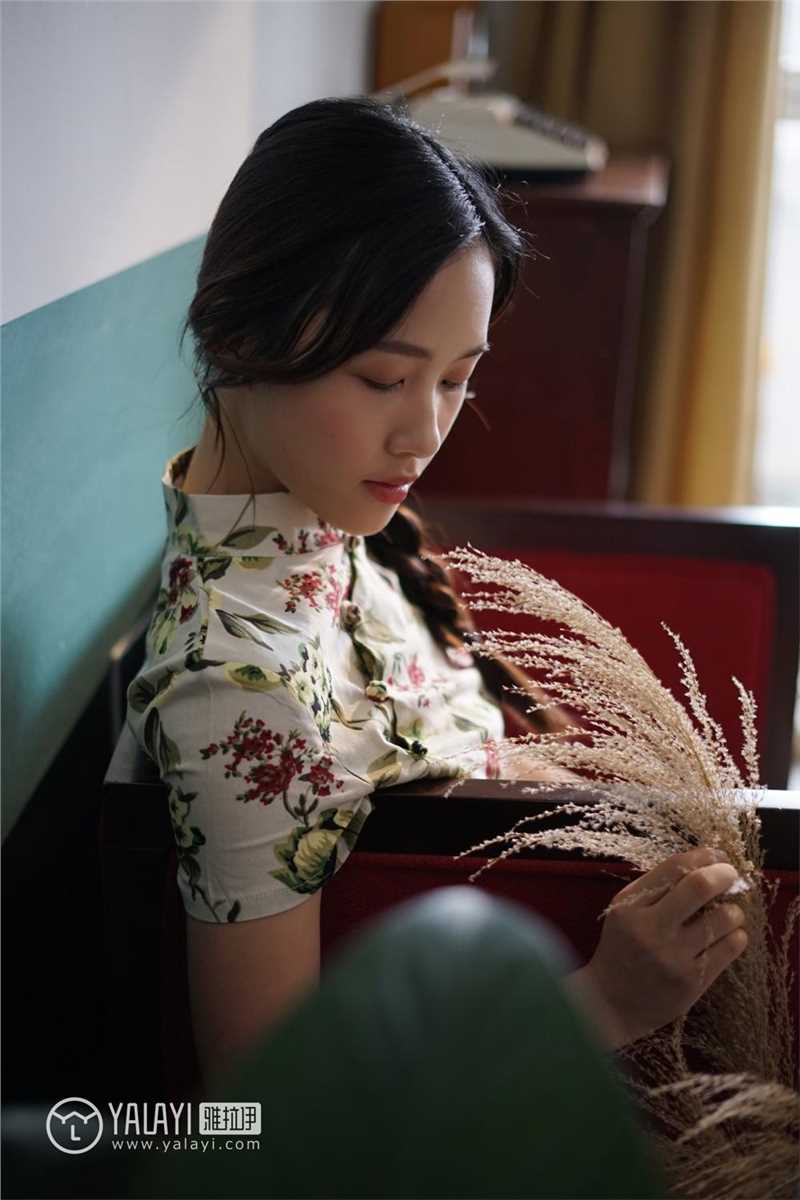 麻花辫美少女古典旗袍迷人曲线