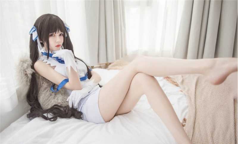 最新白皙美女赫斯缇亚cosplay壁纸