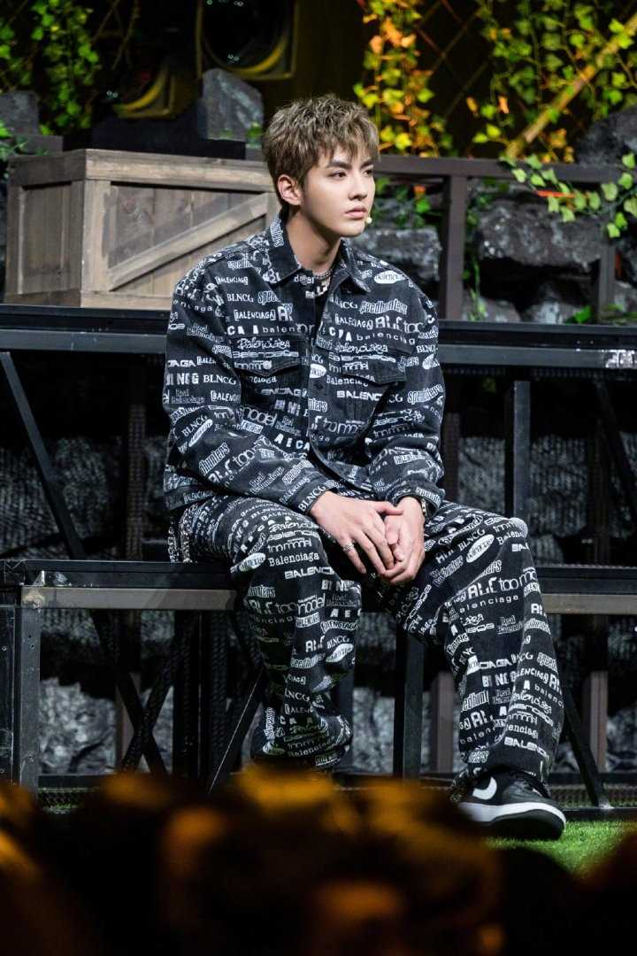 吴亦凡上身巴黎世家套装帅气时尚图片