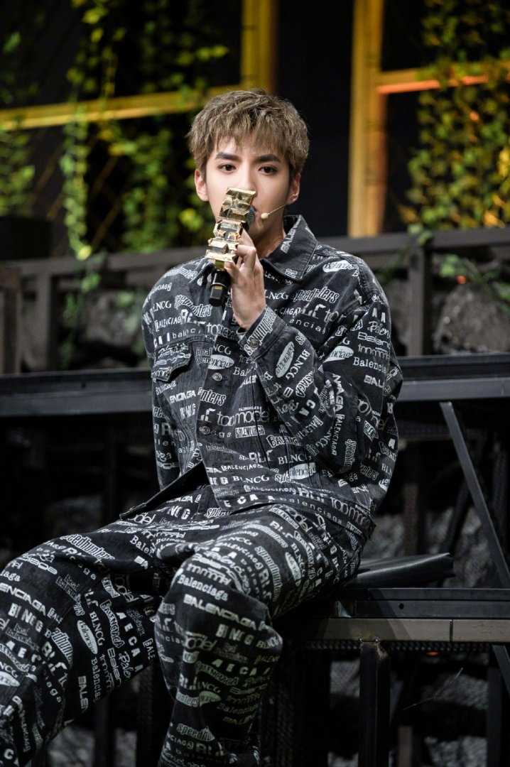 吴亦凡上身巴黎世家套装帅气时尚图片